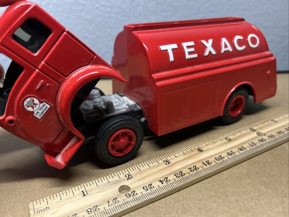 Banco de camión vintage años 90 Ertl Die Cast Texaco Gas Company 1949 cabina inclinable blanca fuera de stock Foto 2 de 4