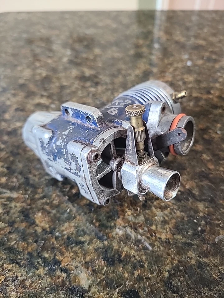 KB Outboard 7.5 VINTAGE RC Boat Gas Engine Motor For Parts Or Repair TURNS OVER - Image 4 of 4