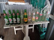 Anciennes bouteilles de Coca Pepsi Root Beer Hires Squirt Crush et 7UP et sans sucre 7UP