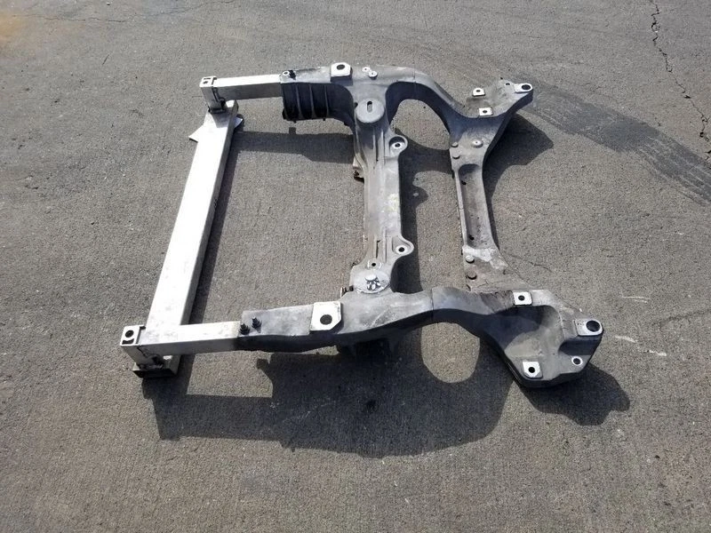 Nissan 370Z QX50 2009-2020 suspensión delantera travesaño motor base Foto 2 de 3