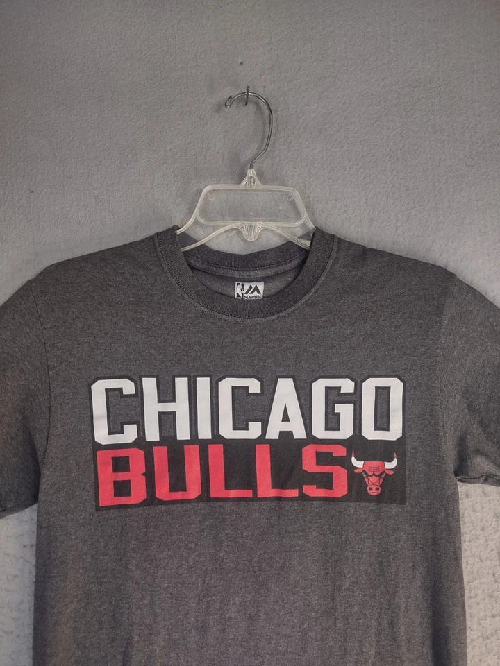Camisa Pullover Jimmy Butler Chicago Bulls Para Hombres Pequeña Gris Manga Corta Cuello Redondo Foto 2 de 4