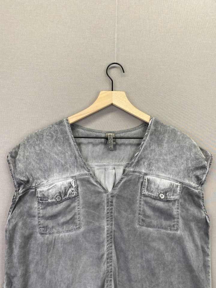 XCVI Mujer Gris Camiseta Top Manga Corta Cuello en V Bolsillos Talla X-Grande Foto 3 de 4