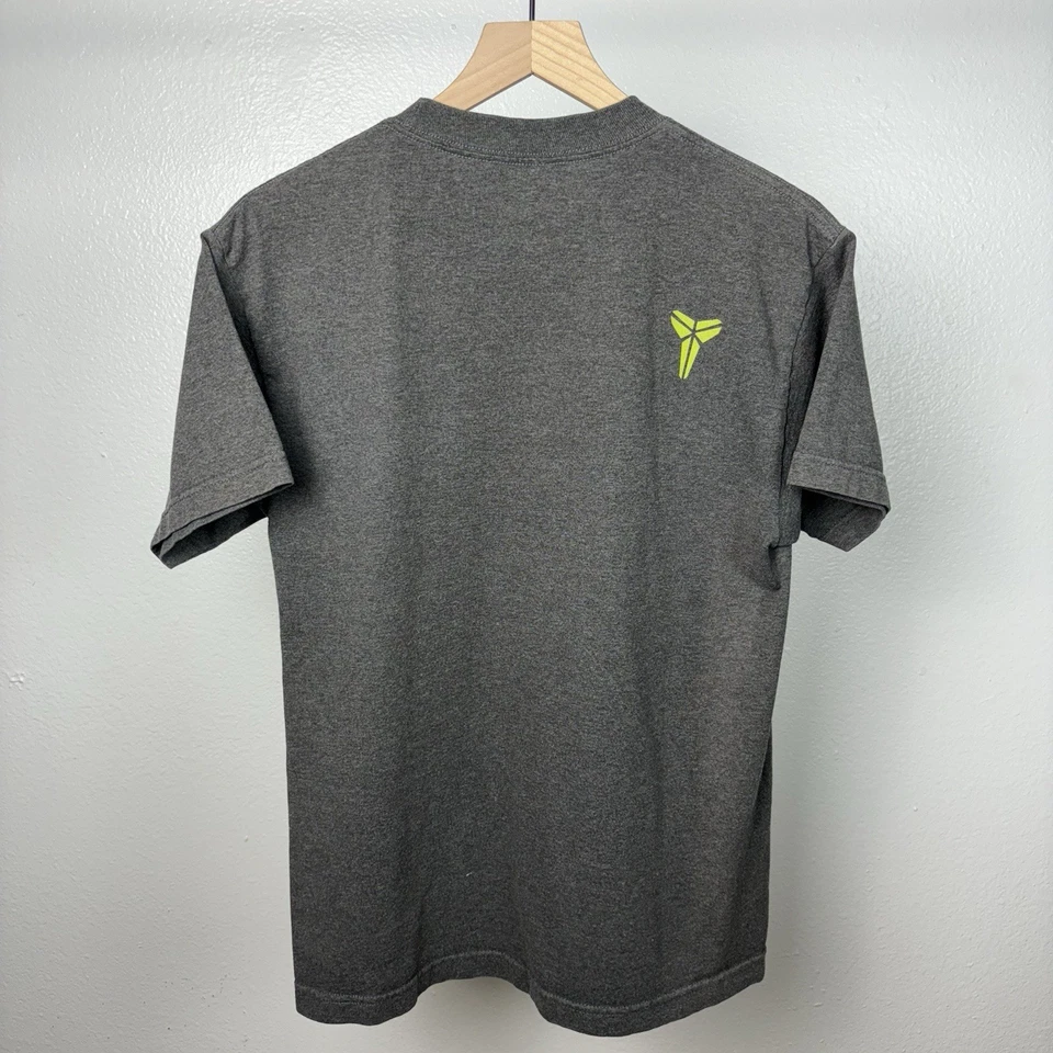 Nike Kobe Bryant LA Los Angeles Lakers Puppet Retirement T Shirt 24 Gray Medium - Image 3 of 4