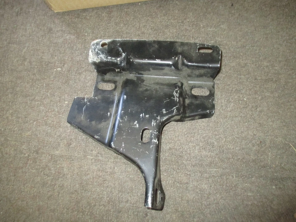 NOS 1974 FORD MUSTANG II HOOD LATCH SUPPORT BRACKET - Imagem 2 de 3