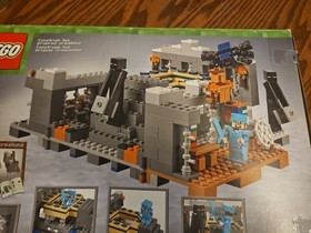 Lego Minecraft The End Portal 21124 (559 pieces) (Brand New Sealed Box) RETIRED