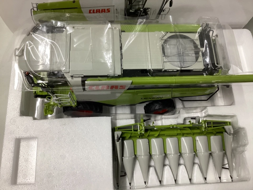 1:32 Wiking Claas Lexion 760 Combine with corn head - Image 4 of 4