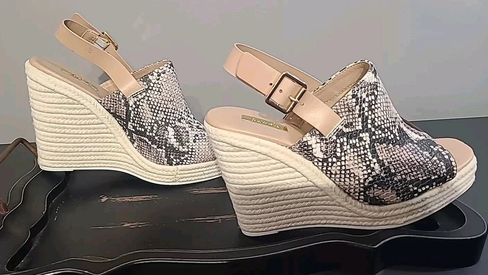 Tacón de cuña Qupid con estampado de serpiente de 4" con hebilla talla 7 Foto 4 de 4