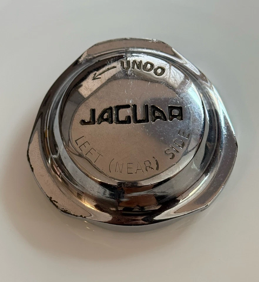 Rueda continental cromada Jaguar E-Type lado izquierdo derribado Foto 2 de 4