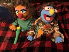 FAO SCHWARZ The Muppet Whatnot Workshop Lot Of 2 Puppets Orange  Blue With Bag