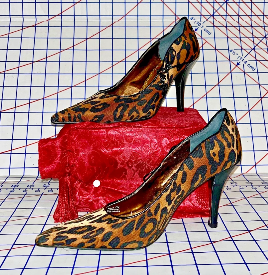 .J Renee Leopard Print Women's 3.5 HighHeels Pointed Toe Size 7 Narrow - Image 2 of 4