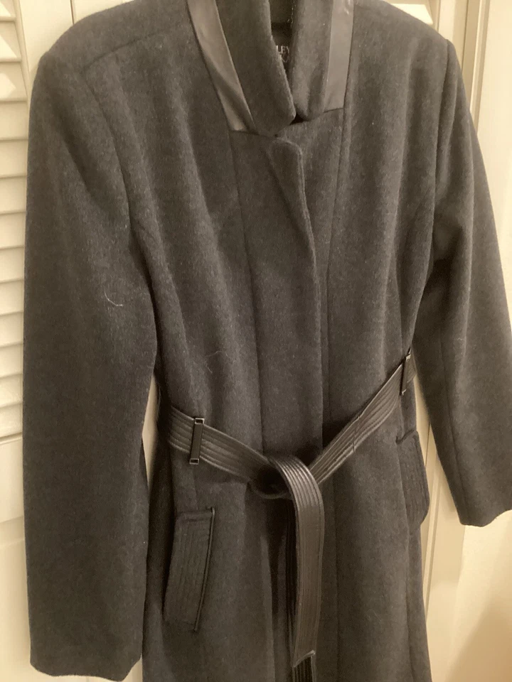 Casaco Badgley Mischka mistura de lã acabamento de couro e cinto forro de cetim cinza médio tamanho G - Imagem 2 de 4