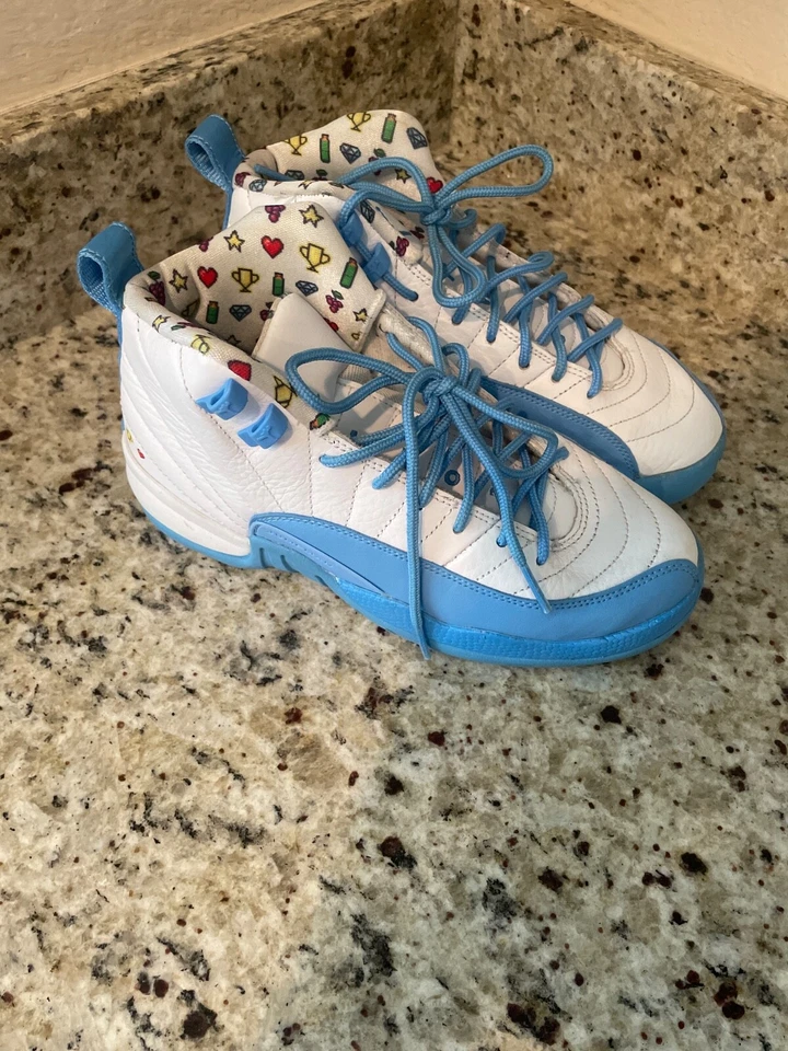 GS Talla 4.5 Jordan 12 Retro Emoji DQ4365-114 Foto 2 de 4