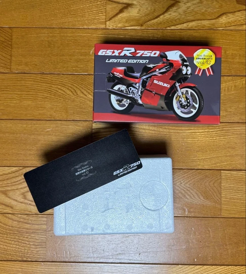 Suzuki GSX-R750 Limited Edition Mini Replica Vol.42 Red Baron Diecast Model New - Immagine 2 di 3