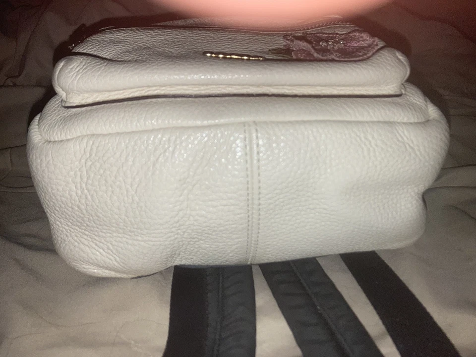 Última alteração de preço somente para hoje... Mini mochila Coach couro branco - Imagem 4 de 4