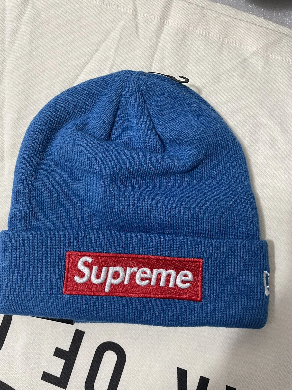 Bonnet bleu logo boîte Supreme FW22 neuf en main