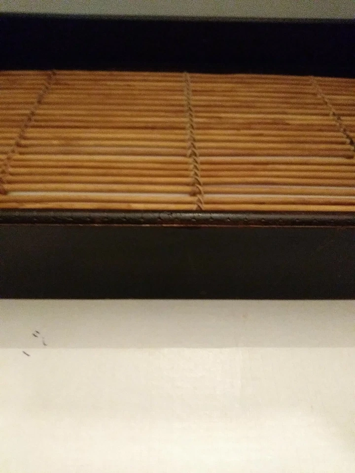 Bandeja para servir madera CBK con varillas de bambú 19"×12,5"×2,5" junto a la piscina tropical. N Foto 3 de 4