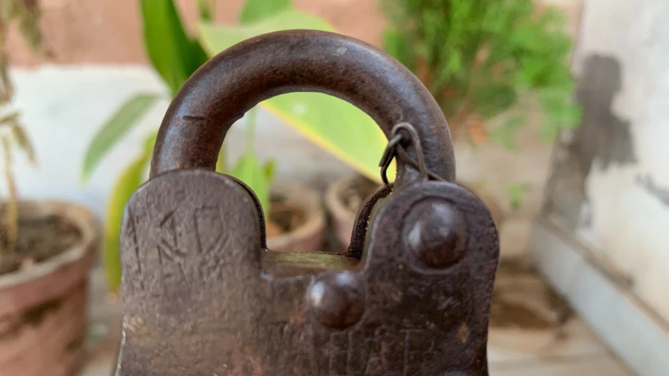 Antiguo candado Aligarh de hierro forjado a mano de 10 palancas cerradura de latón y llave de trabajo Foto 3 de 4