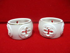 Paire de ronds de serviette en porcelaine " Croix "