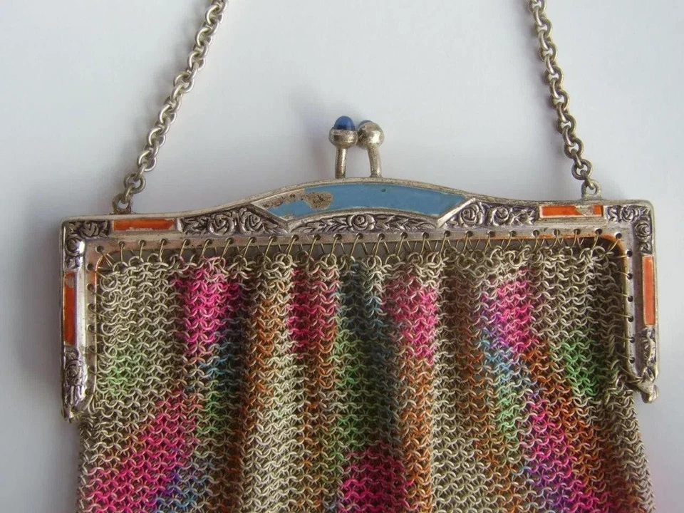 Cartera Art Deco Plateada de Malla Arco Iris con Marco Esmaltado y Cierre de Vidrio Azul Foto 2 de 4