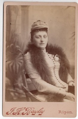 KABINETTKARTE Foto Dame mit Federboa von Bayley von Ripon