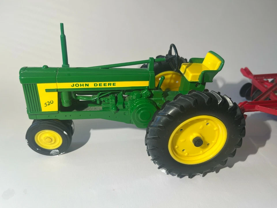 JOHN DEERE 520 All-Metal Diecast Tractor w/ The ERTL Trailer 493-494 Dyersville - Image 2 of 4