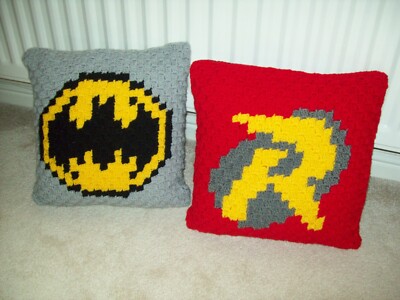 PAAR SUPERHELDEN KISSEN BATMAN & ROBIN HANDGEFERTIGT C2C GEHÄKELT EINZIGARTIG 16'' X 16''