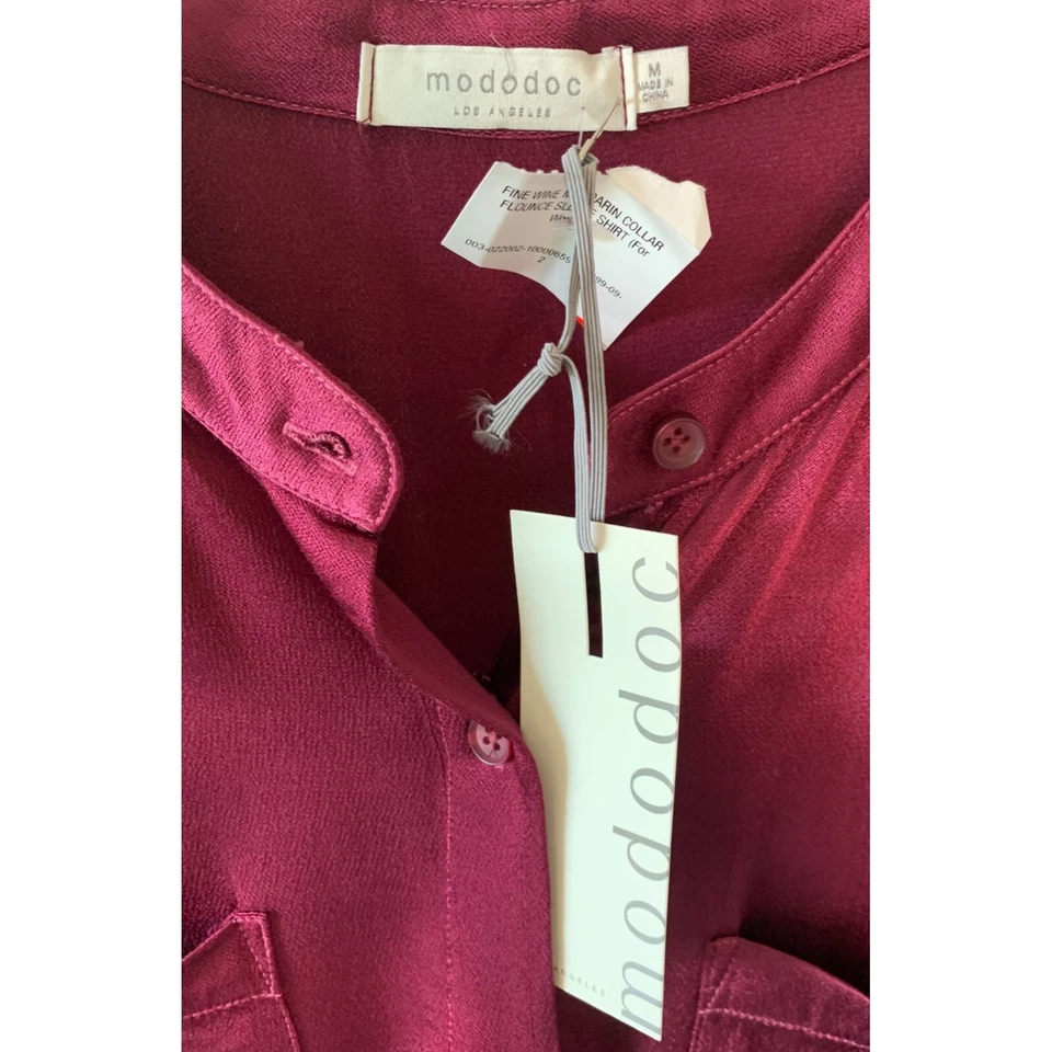 Blusa MODODOC Roja Satinada 3/4 Manga Puño Campana Sin Cuello Abotonada Nueva con Etiquetas Mediana Foto 3 de 4