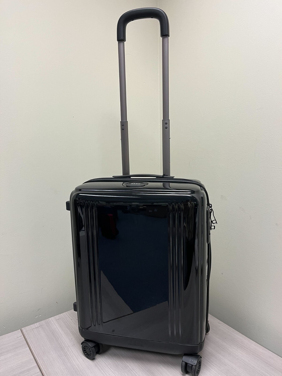 させていた ZERO Halliburton Edge Lightweight Brilliant Collection (Blue