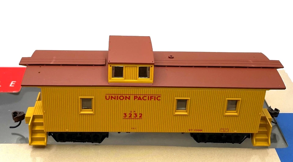 HO WALTHERS 932-27541 CA-1 WOOD CABOOSE 2-PACK UNION PACIFIC UP 3215 3252 - Image 3 of 3