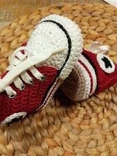 Chucks, gehäkelte Baby - Sneakers 0-3 Monate , Weinrot