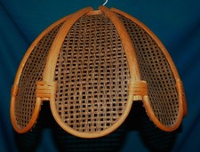 ANCIEN ABAT JOUR DE SUSPENSION OU LUSTRE EN BOIS ET CANNAGE . ROTIN . ø 40cm