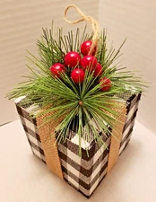 PRESENT with MISTLETOE & BERRIES HOLIDAY DECOR - 4" x 4" x 4"
