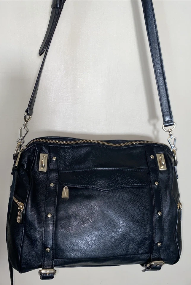Bolso de hombro Rebecca Minkoff de cuero negro con herrajes dorados Foto 3 de 4