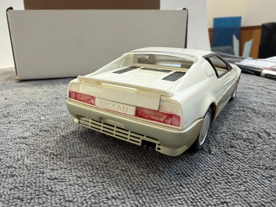 Fujimi Nissan Mid 4 concept car, nice build 1/24 scale missing pass mirror - Image 3 of 4
