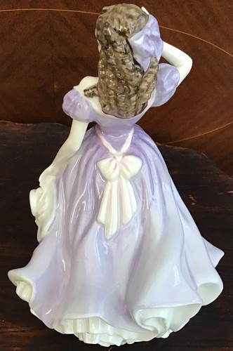 Signed Royal Doulton 8.75” Figurine HN 4300 Bells Across the Valley 2000 - Picture 4 of 12