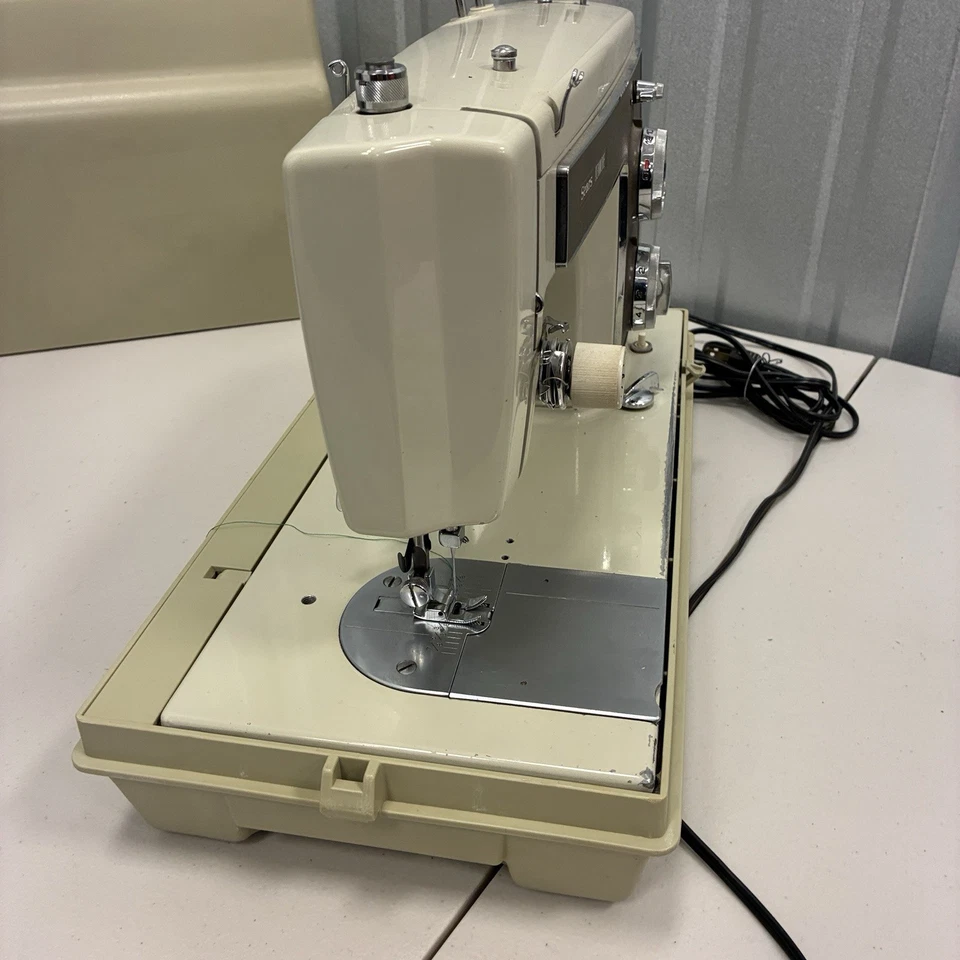 Máquina de coser Kenmore 158.14100 con accesorio de ojal Japón MCM estuche probado Foto 3 de 4