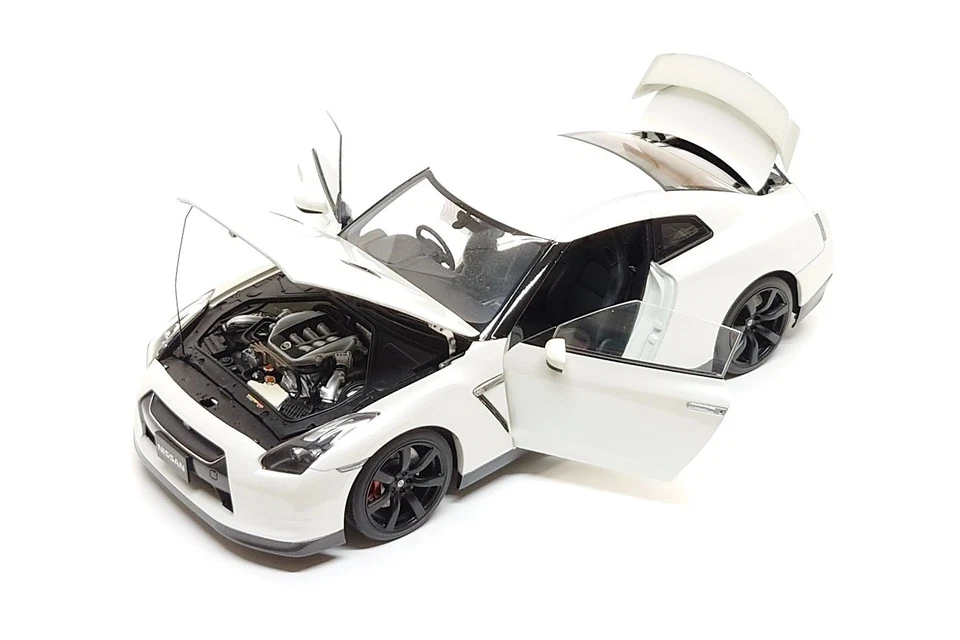 AUTOart 1:18 Nissan GT-R (R35) en Blanco Perla/Negro Mate Ruedas (Sin Caja) Foto 2 de 4
