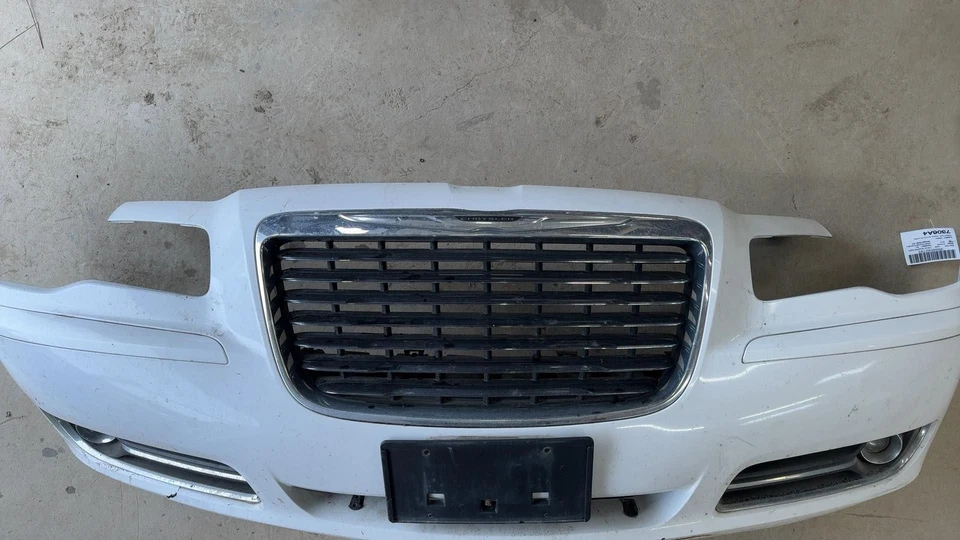 12 CHRYSLER 300 Front Bumper Rip/crack In Front (No shipping) Foto 3 de 4