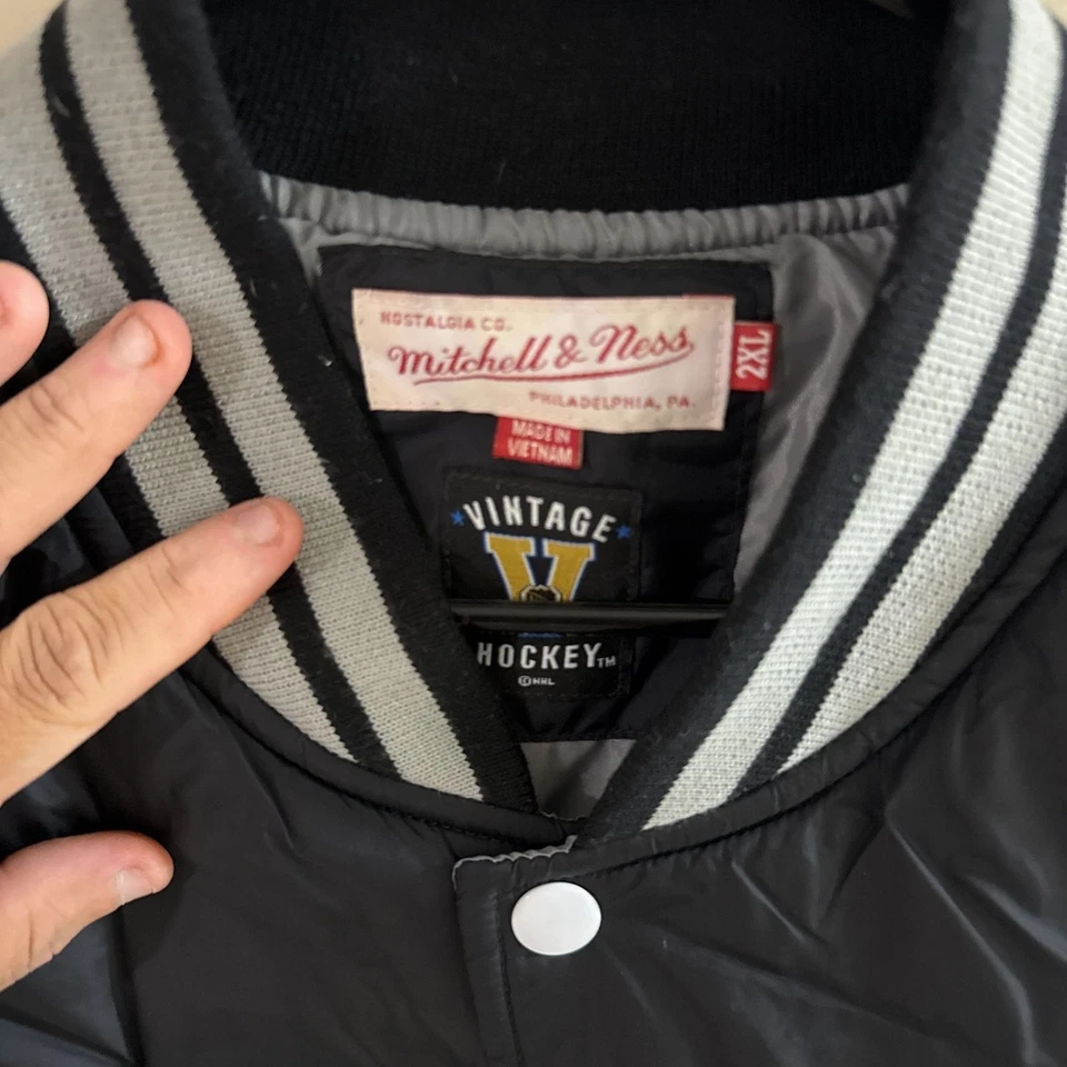 Chaqueta de satén de peso pesado Mitchell & Ness de Los Angeles Kings Foto 3 de 4