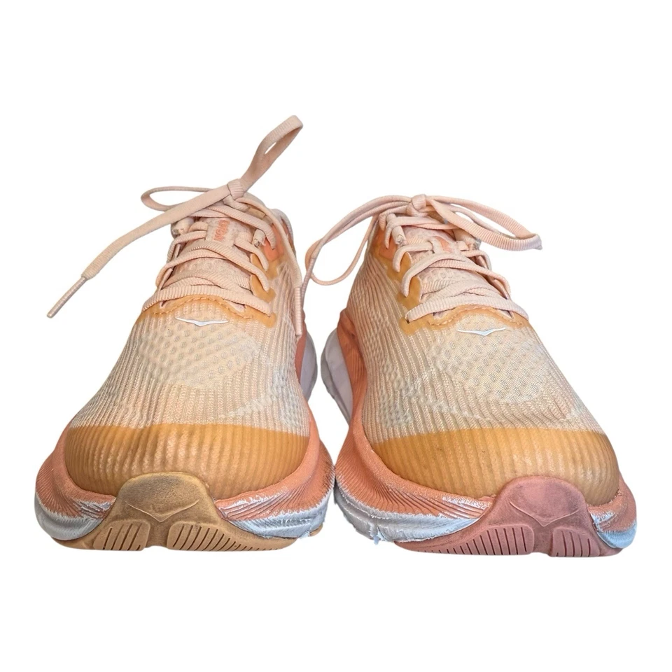 Tenis para correr Hoka One One Y Clifton 9 juveniles 4,5 MD naranja y blanco estilo de vida Foto 2 de 4