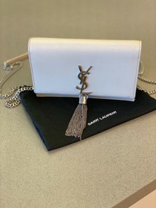 kate chain wallet with tassel in grained metallic leather
