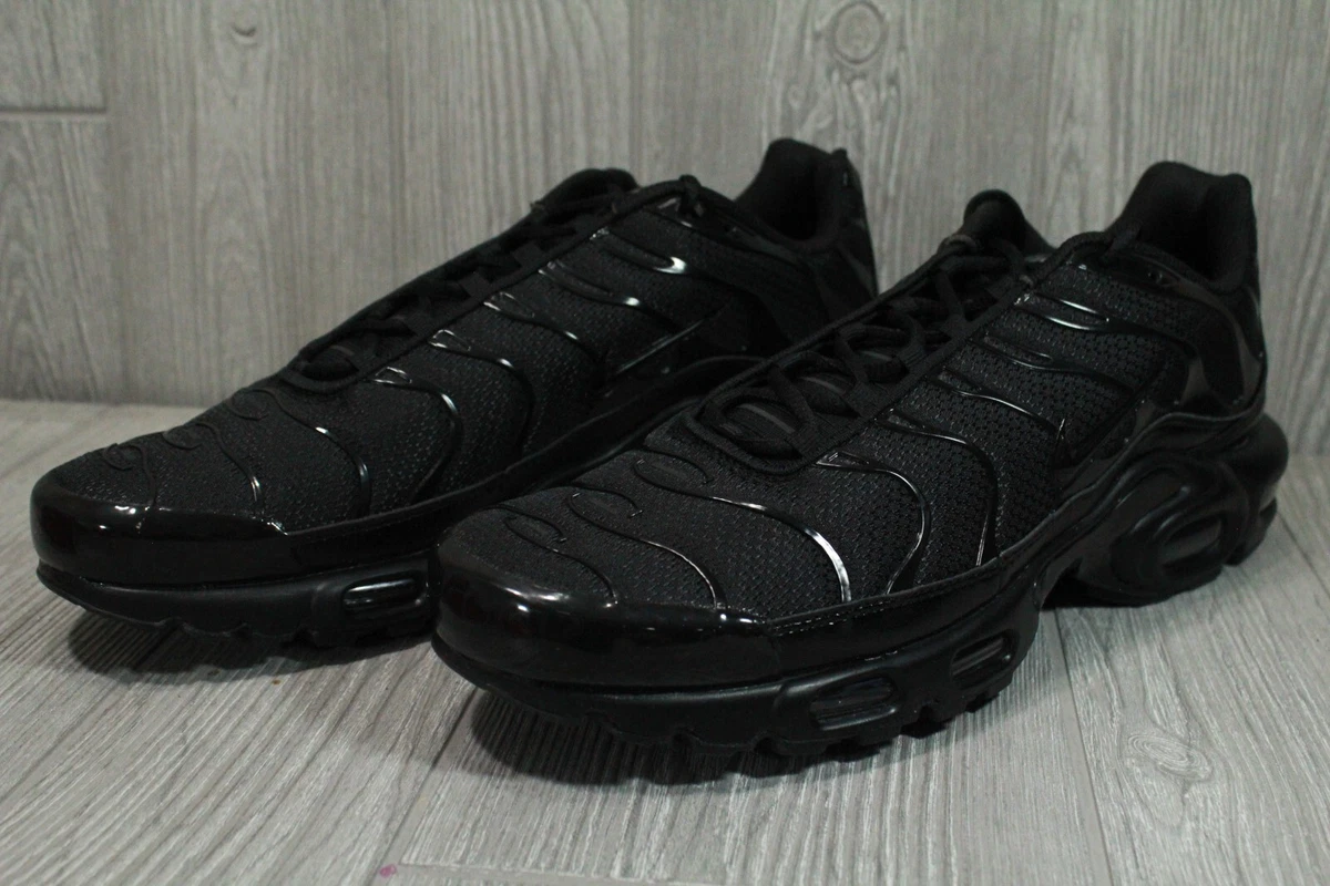Nike triple black clearance trainers