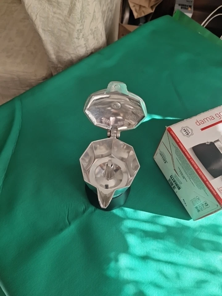 Bialetti Moka Express 3 Tazze Caffettiera Moka in Alluminio - Argento - Immagine 3 di 4