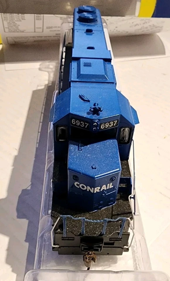 Athearn HO Scale SD38 Diesel Conrail #6937 - Image 3 of 4