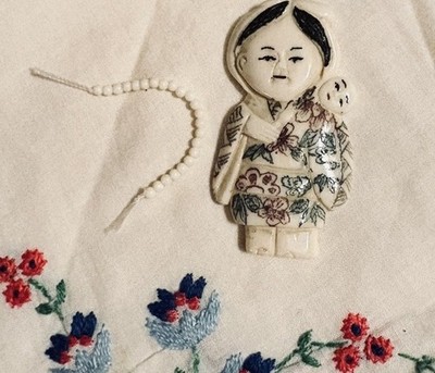 Vintage Hand-painted Netsuke Geisha  girl w/baby Flat bead Cow Bone Hong Kong