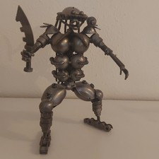 Predator Schrott Skulptur