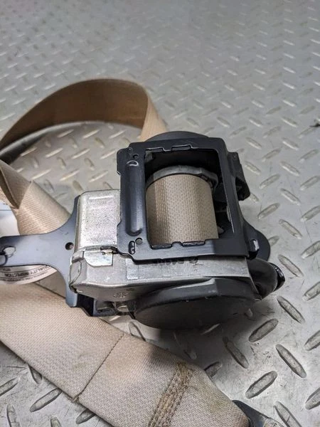 2007-2010 Hyundai Elantra Sedan Front Left Driver Seat Belt Retractor Tan Oem - Imagem 3 de 4