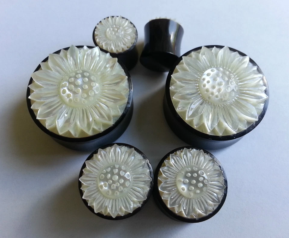 1 Par Tallado MOP Margarita Sol Flor Madreperla Cuerno Tapones para los Oídos Túneles Medidores Foto 3 de 3