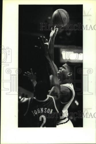 1993 Press Photo Spur J.R. Reid and Hornet Larry Johnson play NBA basketball - Afbeelding 1 van 2