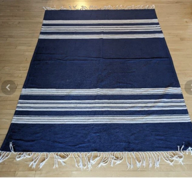 Alfombra de algodón telar a mano Pottery Barn 50" x 62" azul con rayas blancas de colección Foto 2 de 4